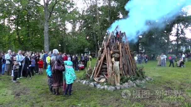 人们享受巨大火地方圣约翰的盛宴。全景