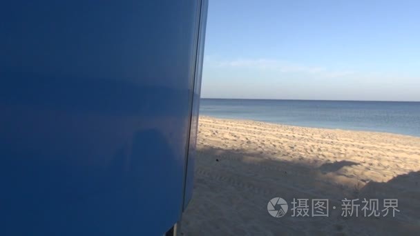 夏天清晨空海海滩度假村与阴影视频