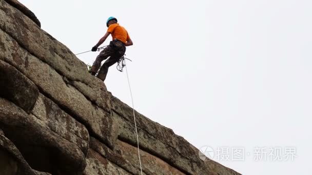登山者从石头降序视频