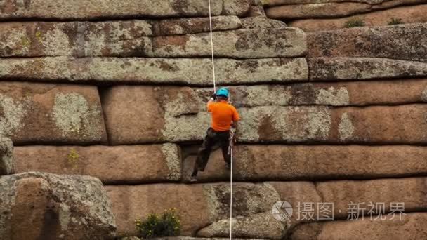 登山者从石头降序视频