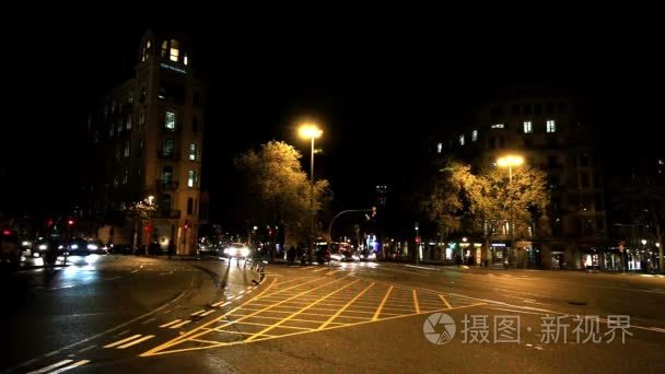 在西班牙巴塞罗那的夜城市交通视频