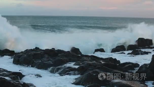 在沙滩上的海浪