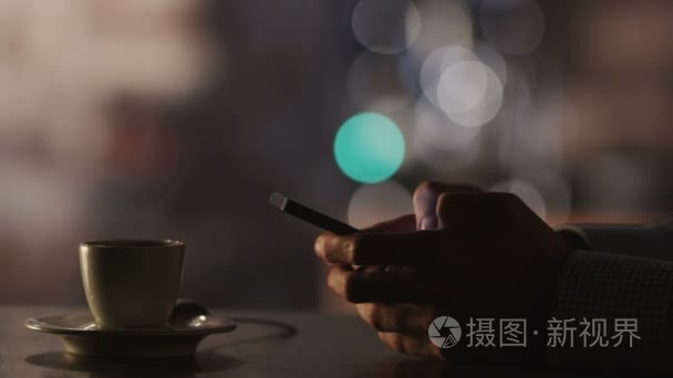 键入一条消息在咖啡屋在傍晚时使用手机的人视频