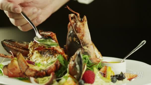 豪华餐厅里的厨师服务龙虾菜视频