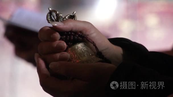 藏族佛教贝尔和手中的念珠视频