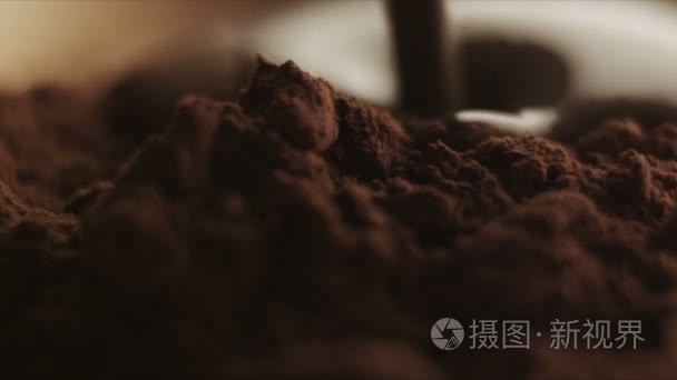 液体流经可可粉的热巧克力视频