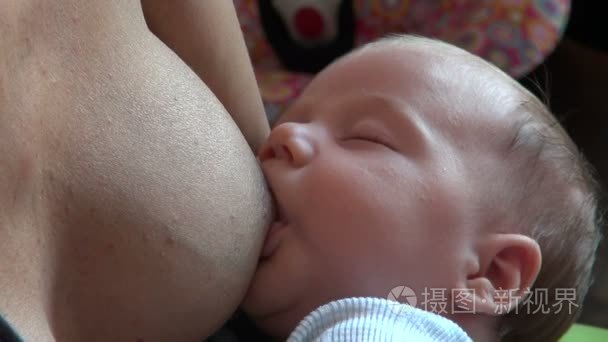 婴儿护理闭着眼睛视频