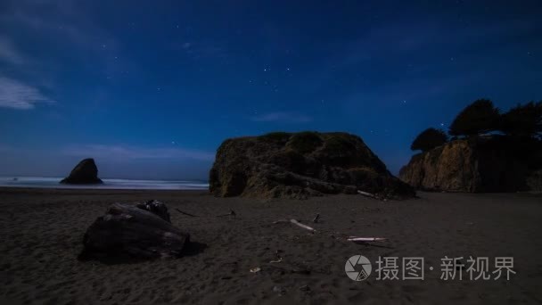 夜晚的星星和云在海边视频