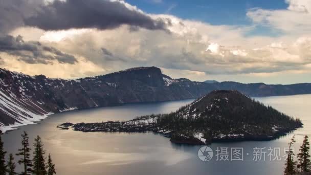 在火山口湖云形成