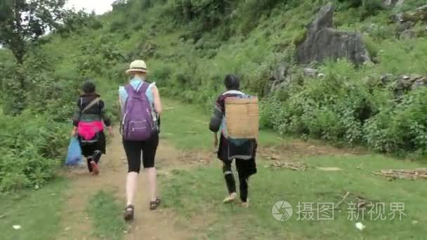 越南苗族人指导女人旅游视频