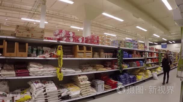 客户购买超市里面的东西视频