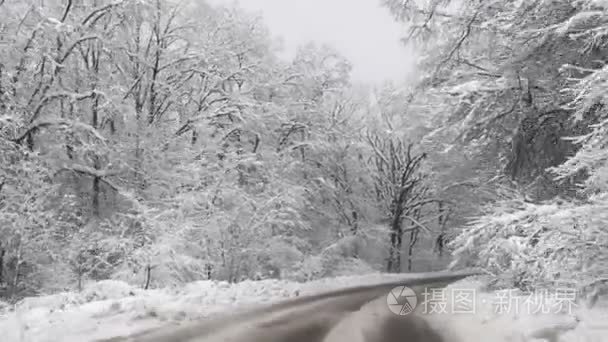 白雪皑皑的冬天路