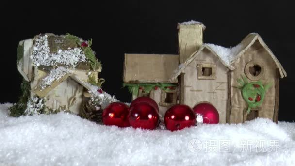 纸房子与下降的圣诞小玩意视频