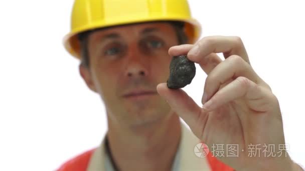 矿工检查碳石墨矿视频