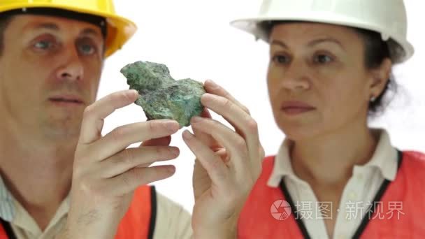 矿工们检查铜碳酸盐岩矿石视频