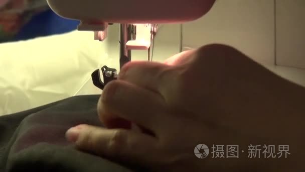 女裁缝缝纫机上的崩溃视频