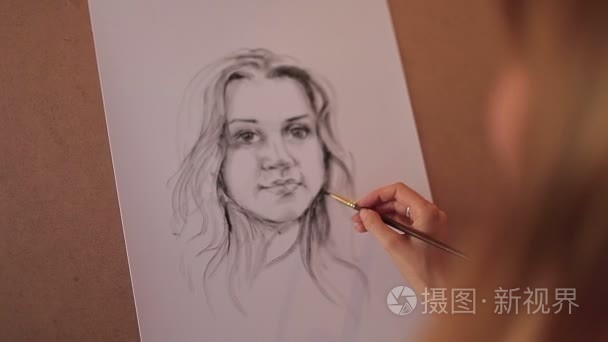 艺术家描绘一个美丽的女人视频