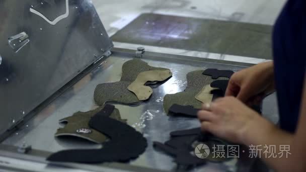 工人把靴子生产缝纫的零件视频