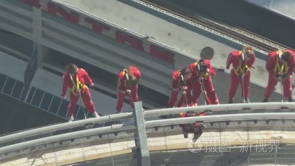 里普利的水族馆的屋顶上的人视频