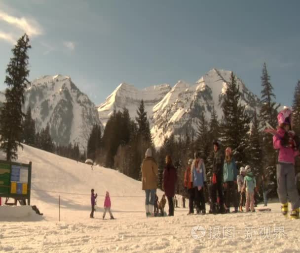 在基地的山滑雪收集视频