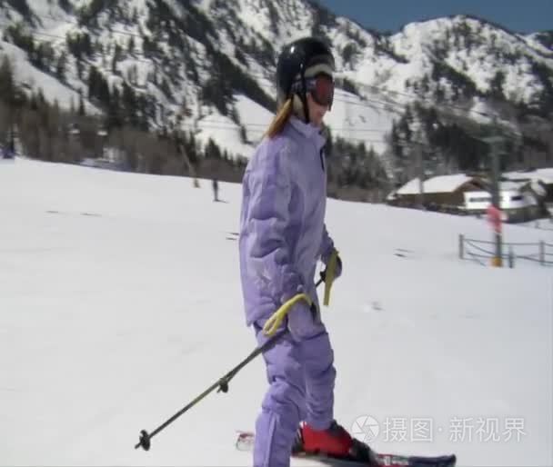滑雪者身着淡紫色防雪装视频