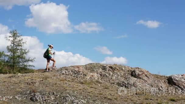 女人在山中徒步旅行视频