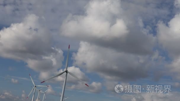 能源风力涡轮机和云的天空视频