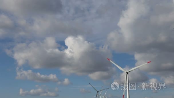 能源风力涡轮机和云的天空视频