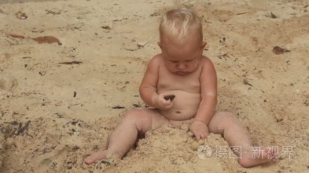 金发碧眼的小孩玩沙子视频