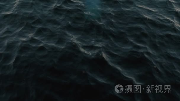 潜艇巡逻下方浮出水面视频
