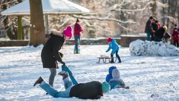 在公园与雪顽皮家族视频