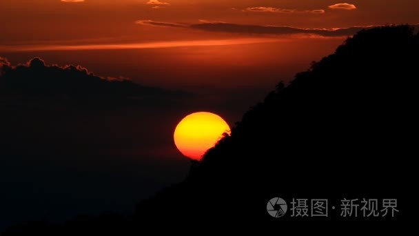 在山上晚会完美日落视频