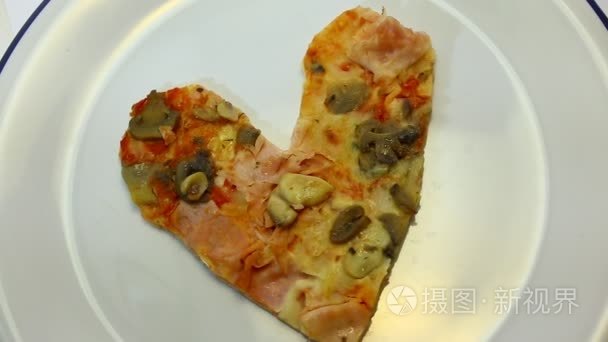 心形的披萨，火腿和蘑菇