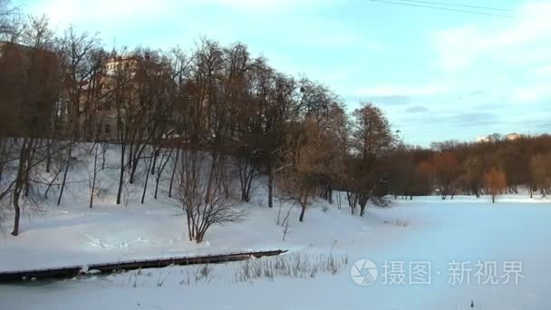 冬季土壤冻结湖的全景视频