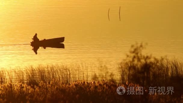 小船在湖中夕阳光视频