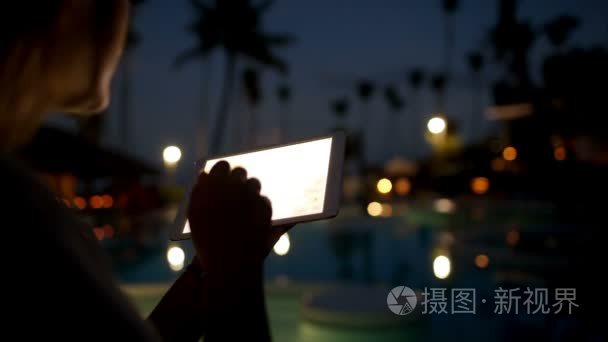 女人用垫上晚间的热带度假旅游视频