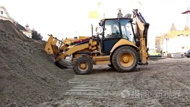 挖掘机运输砂石视频