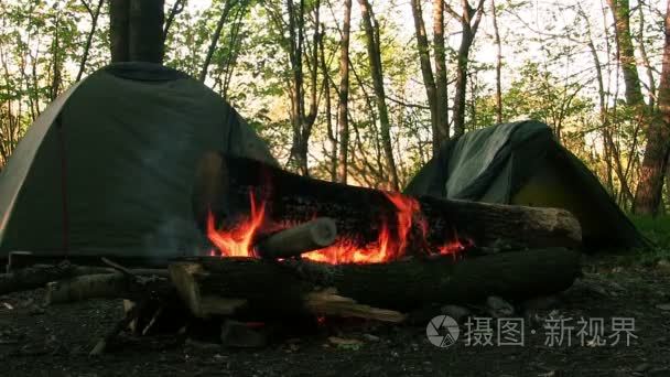 旅游帐篷和在树林里的火视频
