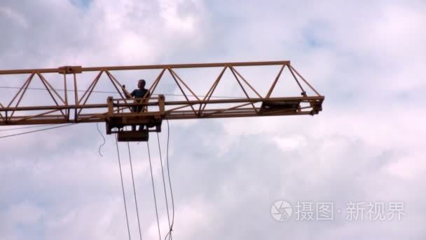 建筑起重机的工人