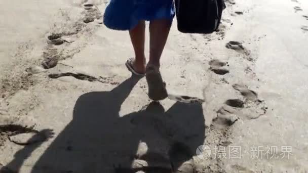 走在沙子的腿