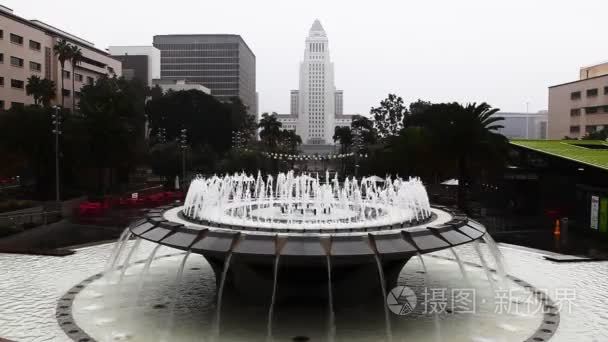 洛杉矶市政厅与前景中的喷泉视频