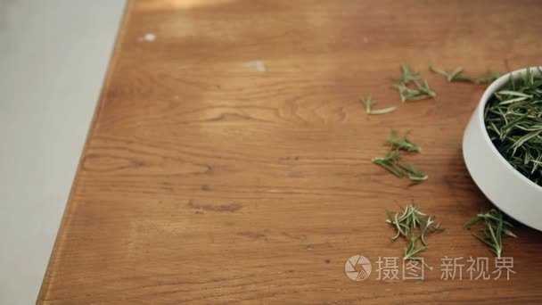 迷迭香在一张小木桌上碗