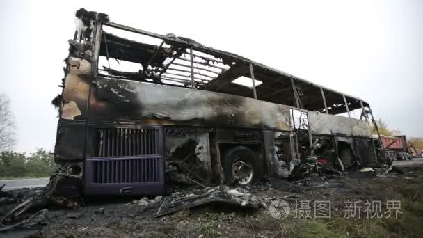 被烧毁的客车在路边视频
