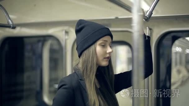 十几岁的女孩在晚上乘坐地铁视频