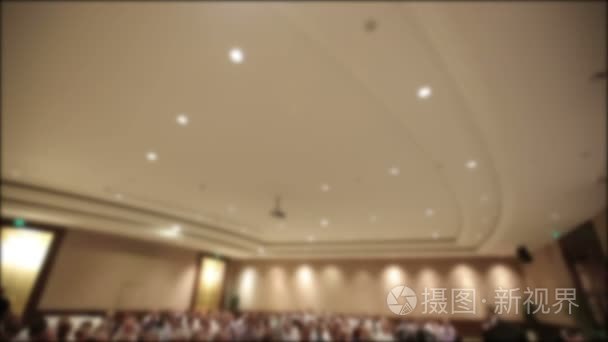 许多人们走到一起，在会议或研讨会。标题: 背景模糊