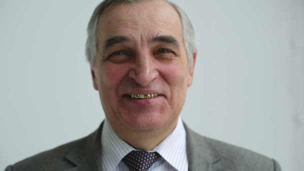 微笑着金牙的老人短视频