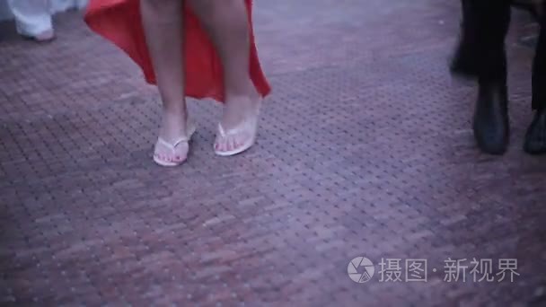 男人和女人在一个聚会上跳舞视频