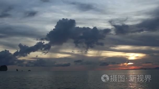 日落黄昏的海面上船视频