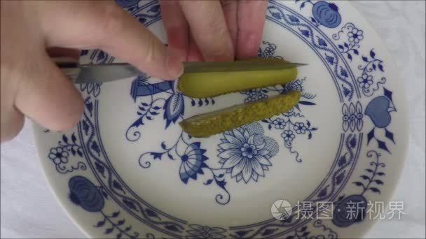 在板上的腌的黄瓜