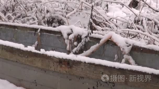 被遗弃的木船在冬天的雪地上视频